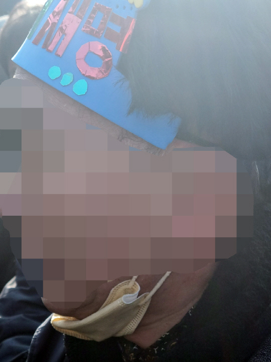 이재명 더불어민주당 대표가 2일 부산 가덕도 신공항 부지를 둘러본 후 기자들과 문답을 진행하던 중 왼쪽 목 부위에 습격을 당해 병원으로 이송됐다. 사진은 이날 이 대표에게 흉기를 휘두른 남성.  [독자 제공=연합뉴스]